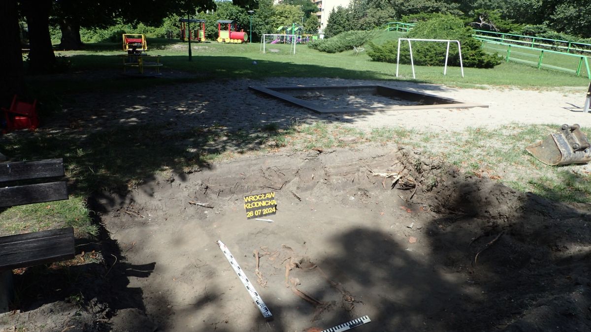 Makabryczne odkrycie we Wrocławiu. Przeprowadzono ekshumację zwłok