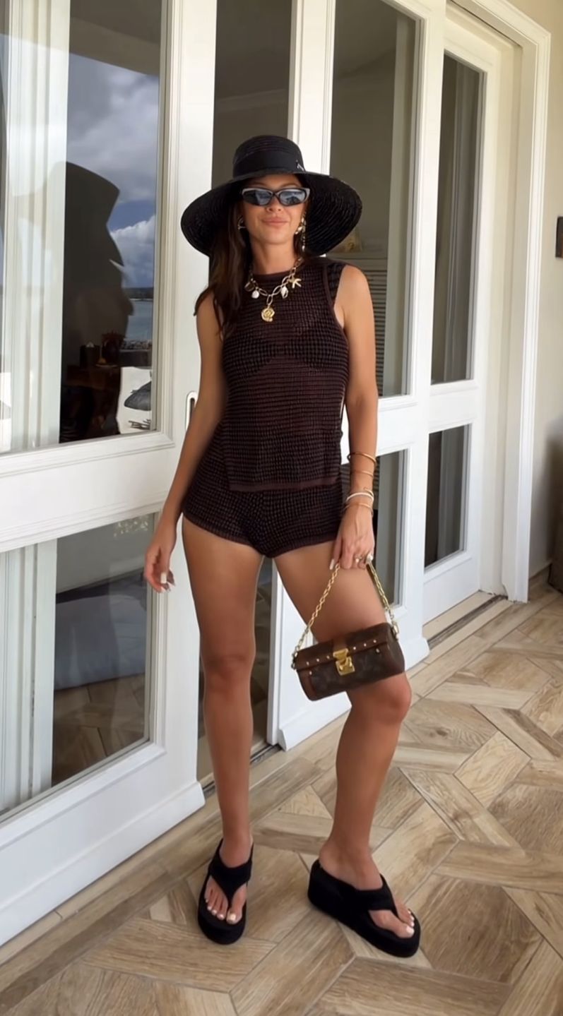 Klaudia Halejcio pozuje w bikini