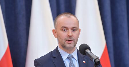 Afera mailowa. Doradca Dudy ucieka przed pytaniami. Chodzi o Sąd Najwyższy