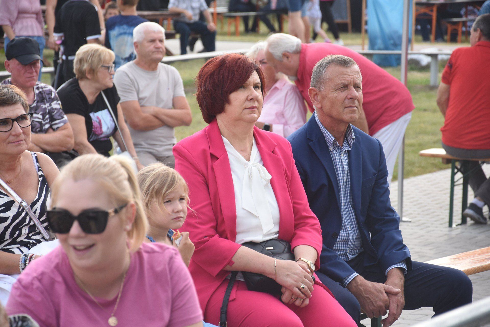 Tłumy na występie Jerzego Kryszaka podczas Dożynek Powiatowo-Gminnych w Grzybnie. Znany kabareciarz  rozbawił publiczność do łez [zdjęcia]