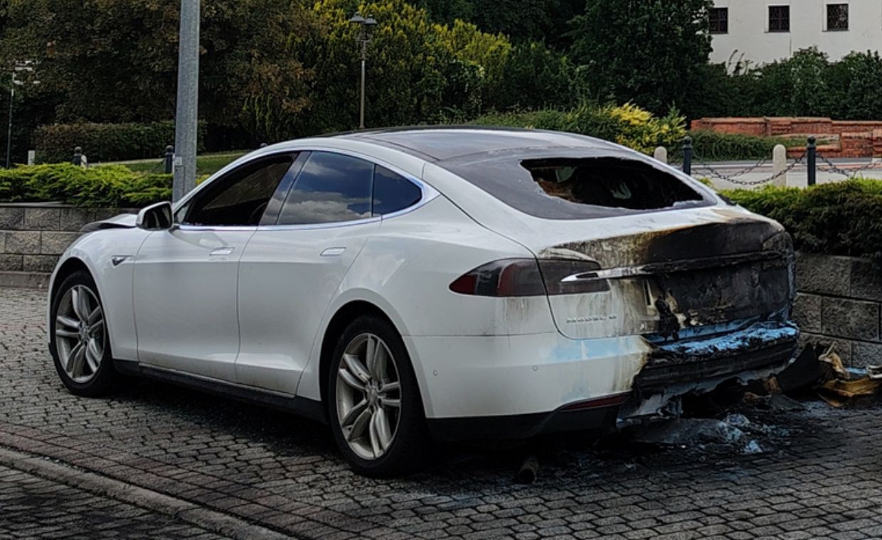 Podpalona Tesla w Brzegu