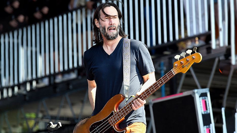Keanu Reeves na basie podczas koncertu Dogstar