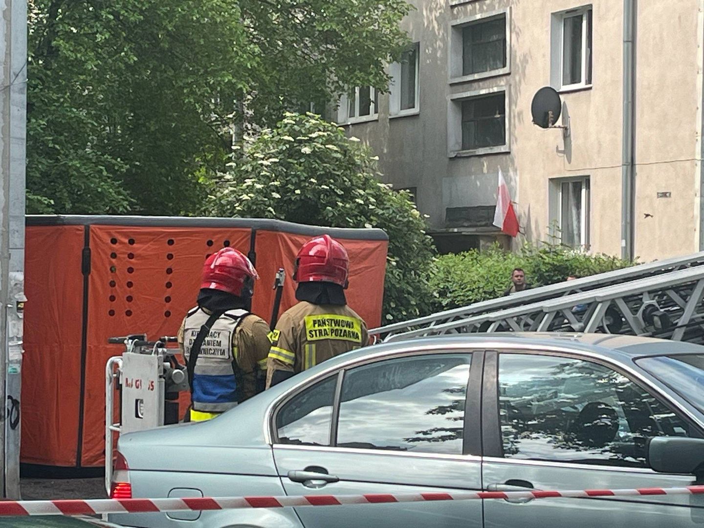 Rodzina z dziećmi zabarykadowała się w mieszkaniu