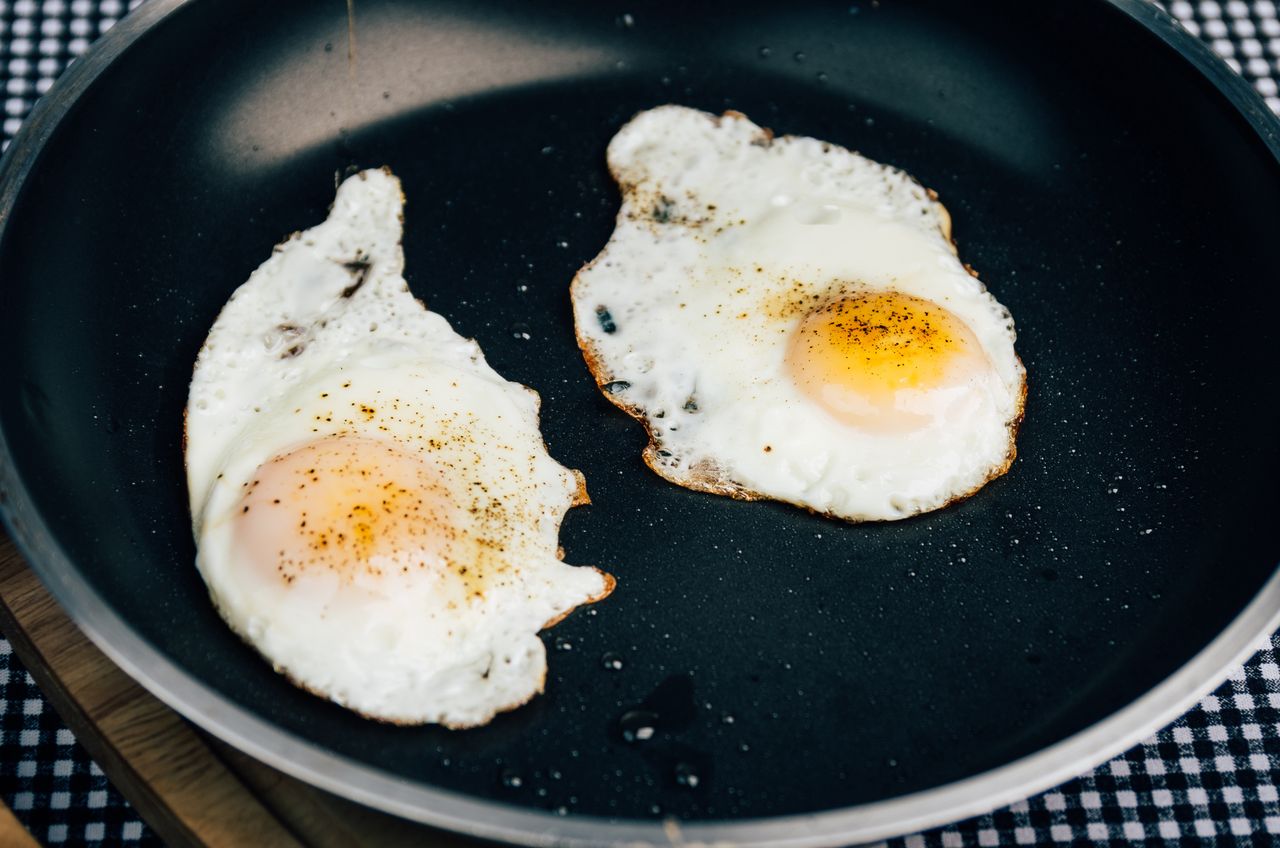 Najgorszy tłuszcz do smażenia jajek. Cholesterol wzrośnie