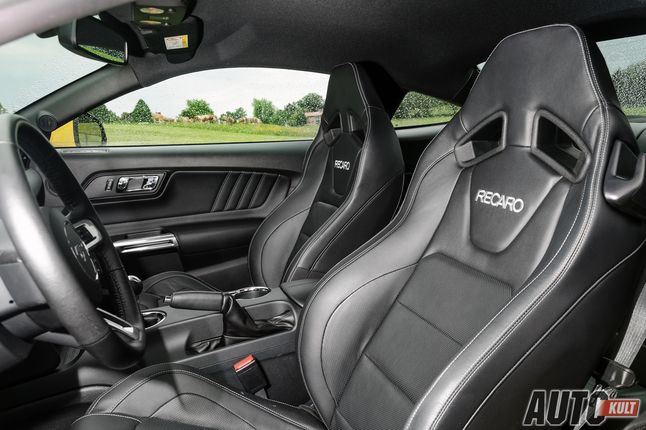 Ford Mustang 5,0 V8 Fastback - wnętrze z opcjonalnymi fotelami Recaro