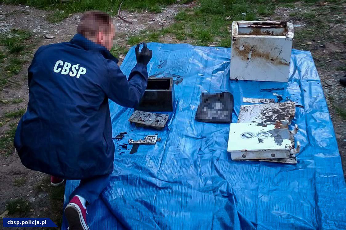 Specgrupa policji przejęła skradzione sejfy i kosztowności