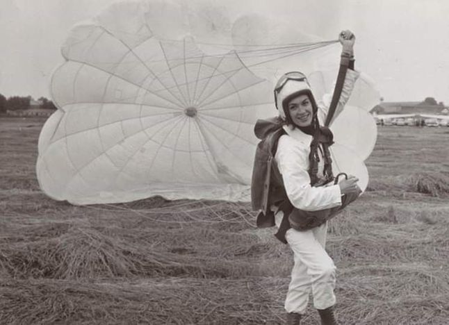 Wśród pionierów spadochroniarstwa nie brakowało kobiet. Na zdjęciu Colette Duval