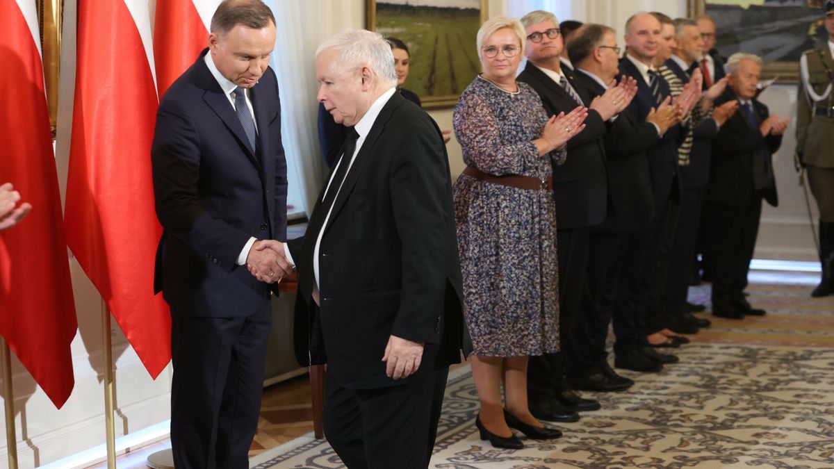 Order Or?a Bia?ego dla Antoniego Macierewicza
23.09.2022 Warszawa, Belweder Prezydent Rzeczypospolitej Polskiej Andrzej Duda wreczyl  najwyzsze odznaczenia panstwowe Orderow Orla Bialego, zasluzonym dla Rzeczypospolitej., fot. Tomasz Jastrzebowski/REPORTER
n/z: Andrzej Duda, Jaroslaw Kaczynski
Tomasz Jastrzebowski/REPORTER