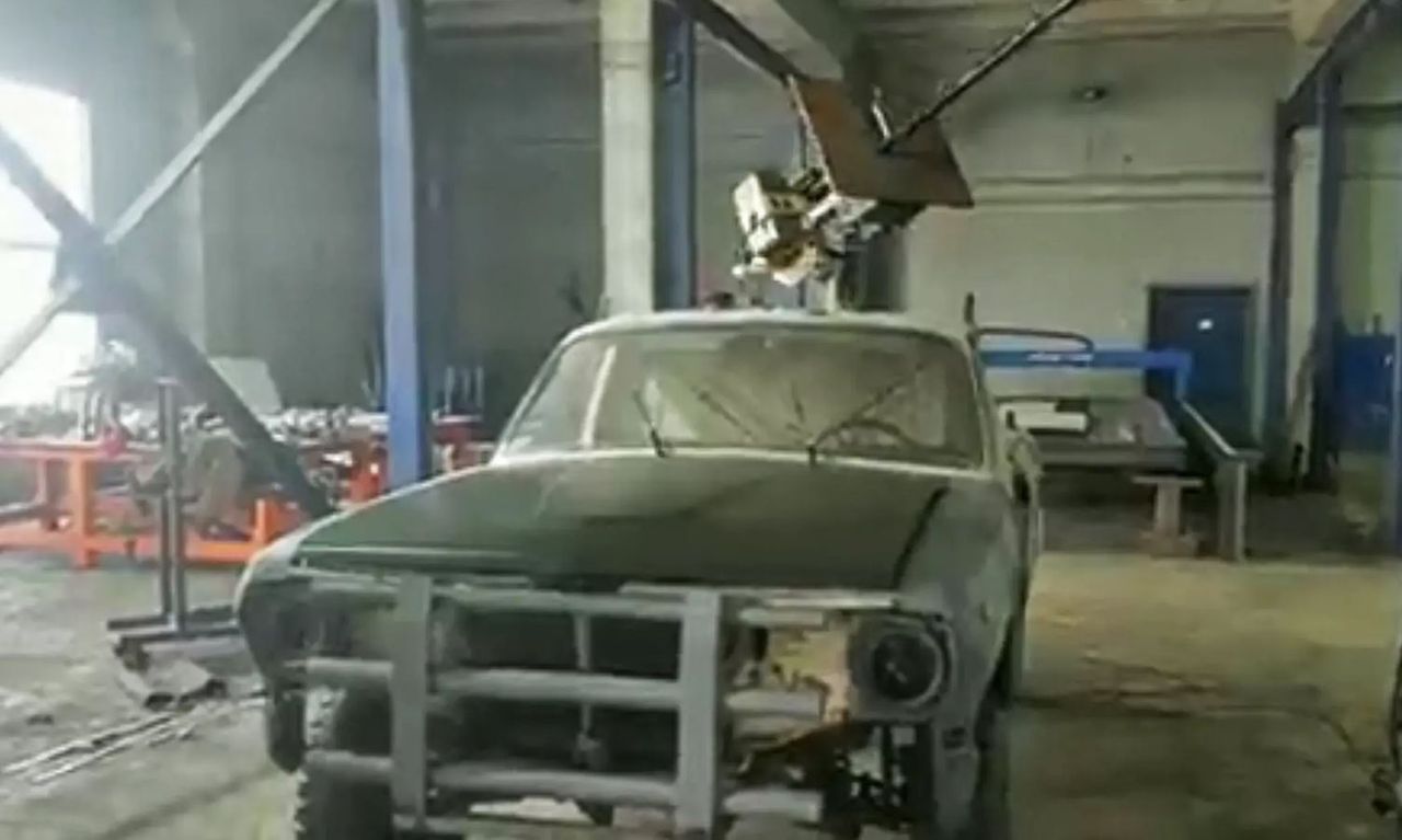 Ukraińcy przekształcili starą wołgę w wóz bojowy
