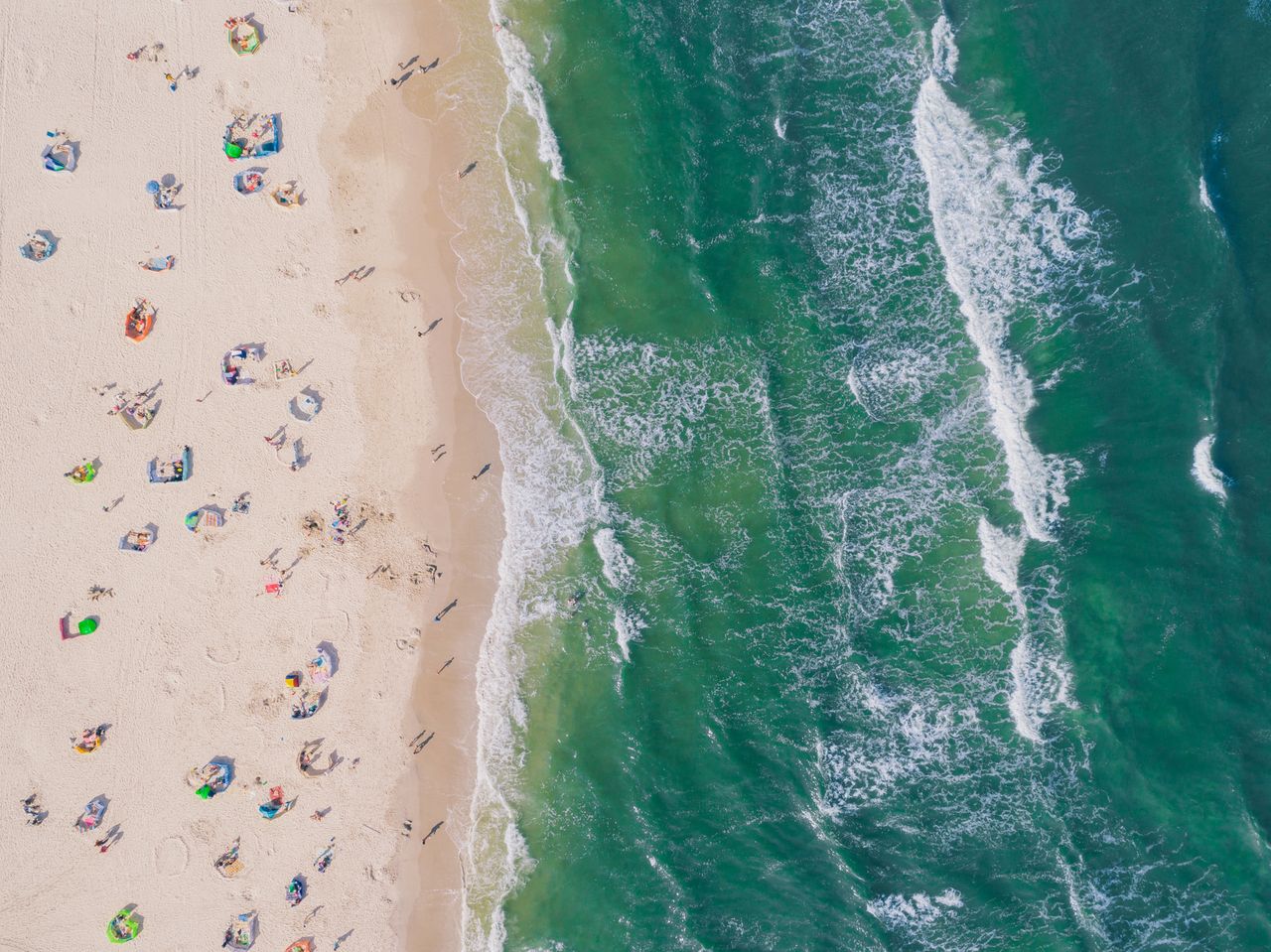 Dronowe fotografie Wojtka Radwańskiego stały się niedawno sławne, dzięki popularności na Facebooku oraz w polskich mediach internetowych. Autor fotografuje jednak od 2009 roku, a od 2015 roku do tworzenia swoich prac wykorzystuje drony. Przez te wszystkie lata był nagradzany na wielu konkursach, ma na swoim koncie różne wystawy. Współpracuje też z wieloma pracowniami architektonicznymi.