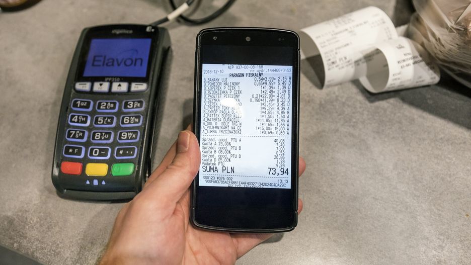 Wystarczy smartfon za kilkaset złotych, by w prosty i szybki sposób płacić za zakupy telefonem.