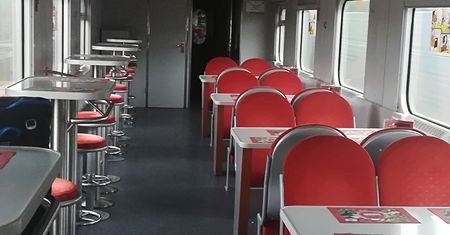 Przy stolikach w Warsie nie usiądziesz. Posiłki w pociągach tylko na wynos