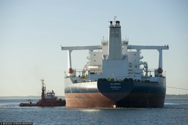 Supertankowiec Atlantas w gda?skim Naftoporcie
15.08.2016 Gdansk Port Polnocny Naftoport Przyplyniecie 333 metrowego tankowca Atlantas z ladunkiem ropy naftowej z Iranu dla Grupy LOTOS zgodnie z podpisana umowa z National Iranian Oil Company NIOC Zbiornikowiec jest jednym z najwiekszych na swiecie statkow tego typu Fot. Wojciech Strozyk/REPORTER
Wojciech Strozyk/REPORTER