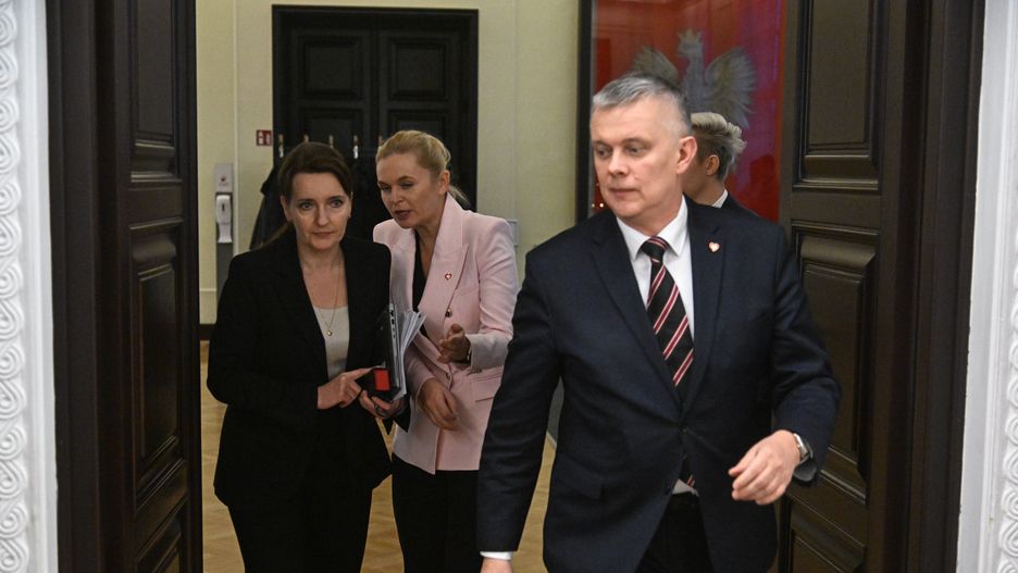 Warszawa, 18.12.2023. Koordynator służb specjalnych Tomasz Siemoniak (P), minister do spraw polityki senioralnej Marzena Okła-Drewnowicz (L) oraz minister edukacji Barbara Nowacka (2L) przed posiedzeniem rządu w siedzibie KRPM w Warszawie, 18 bm. (jm) PAP/Radek Pietruszka