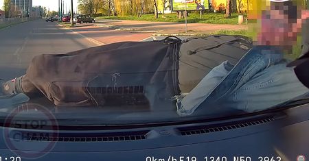 Zatrzymał auto i wskoczył na maskę. Osobliwe nagranie z Sosnowca