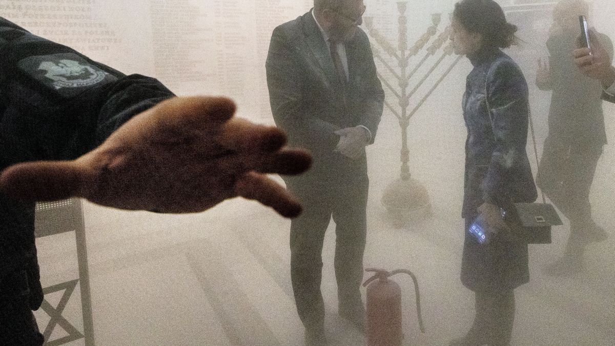 W 2023 roku Grzegorz Braun zgasił świece chanukowe gaśnicą 