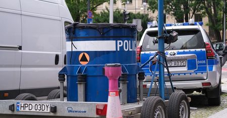 Kontrterroryści, policjanci i Służba Ochrony Państwa zabezpieczają budynek Lubelskiego Centrum Konferencyjnego