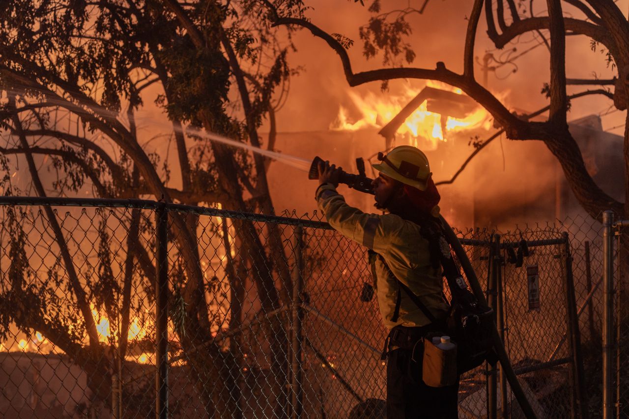 Santa Ana winds threaten Southern California with fire risk