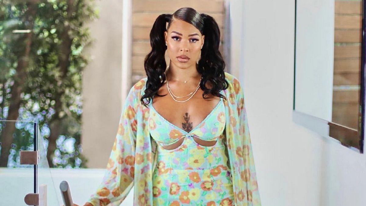 Gwiazda koszykówki wrzuca gorące zdjęcia