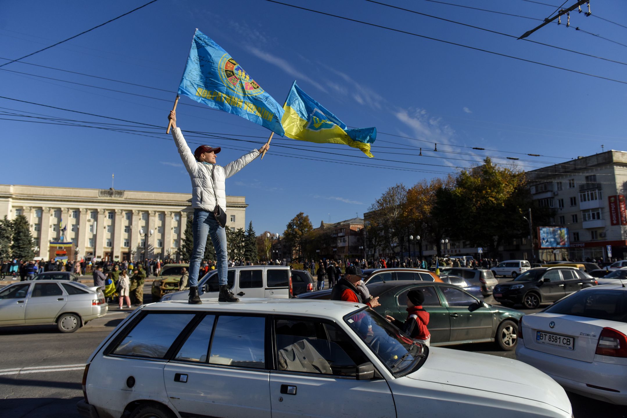 People wave Ukrainian flags atop a car during a patriotic rally after Presidnet Zelesnky's visit to the recaptured city of Kherson, Ukraine, 14 November 2022. Ukrainian troops entered Kherson on 11 November after Russian troops had withdrawn from the city. Kherson was captured in the early stage of the conflict, shortly after Russian troops had entered Ukraine in February 2022. EPA/OLEG PETRASYUK Dostawca: PAP/EPA.