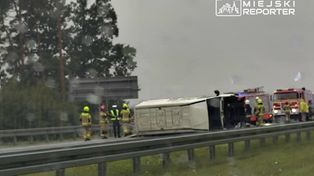 Trzcianka: Bus przewrócił się na bok na S8. Trasa jest zablokowana
