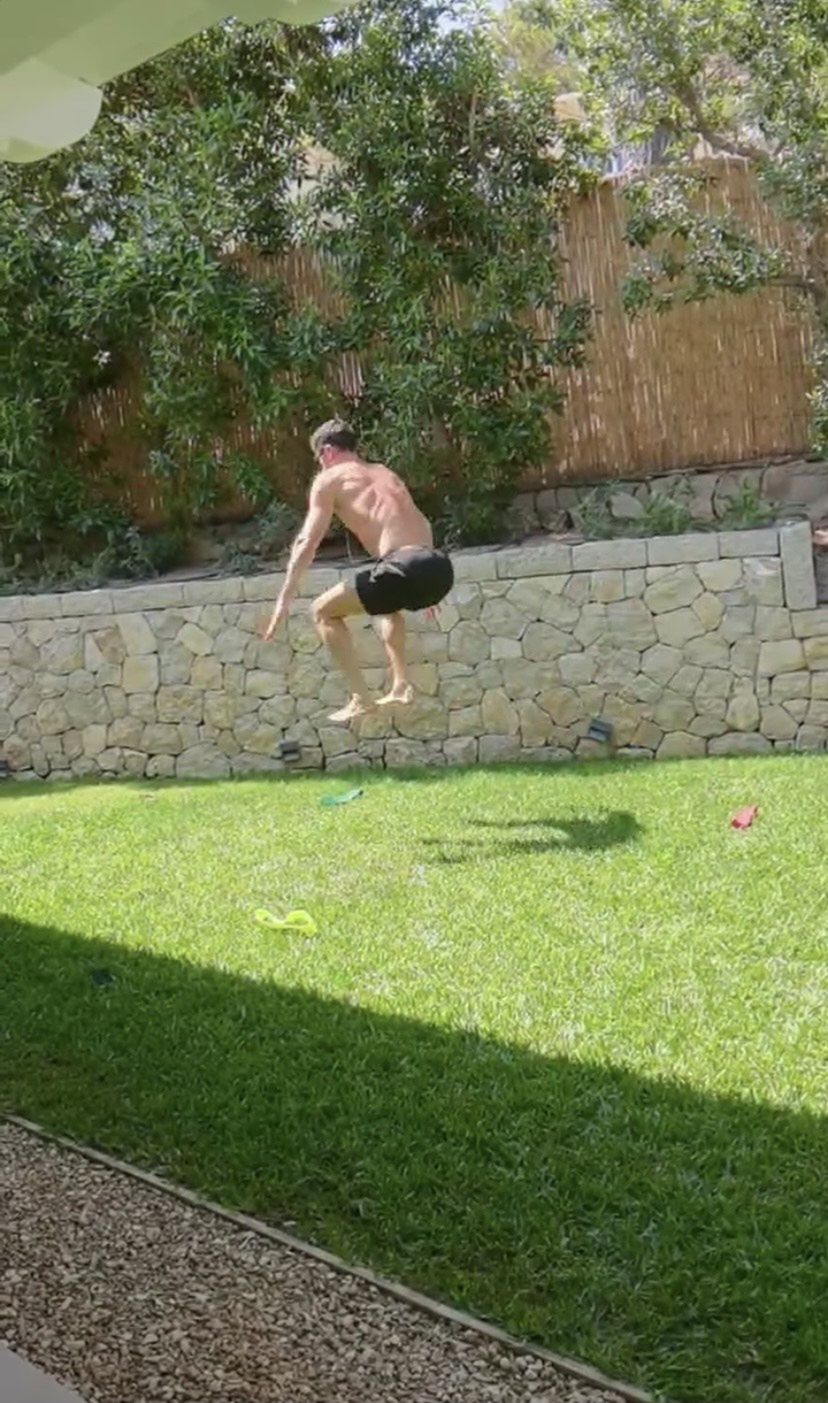 Skoczny jak żabka Robert Lewandowski robi trening na PLACU ZABAW