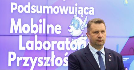 Odnaleźli 16 busów na parkingu. Wiemy, ile kosztuje likwidacja programu Czarnka