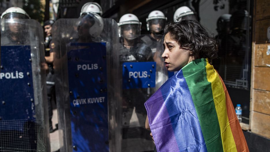 Istanbul Pride March 2022
epa10035275 A supporter or member of the LGBT (lesbian, gay, bisexual, transgender) community has a rainbow-colored flag wrapped around her shoulders as Turkish police blocks a street during the ?Istanbul Pride March, in Istanbul, Turkey, 26 June 2022. The Turkish Goverment has banned the Istanbul Pride March as they already did in previous years.  EPA/ERDEM SAHIN 
Dostawca: PAP/EPA.
ERDEM SAHIN