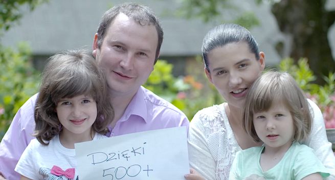 Potrzebna akcja czy socjalistyczna propaganda PRL - opinie o rządowej kampanii „Dzięki 500+” (wideo)