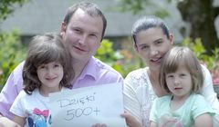 Potrzebna akcja czy socjalistyczna propaganda PRL - opinie o rządowej kampanii „Dzięki 500+” (wideo)