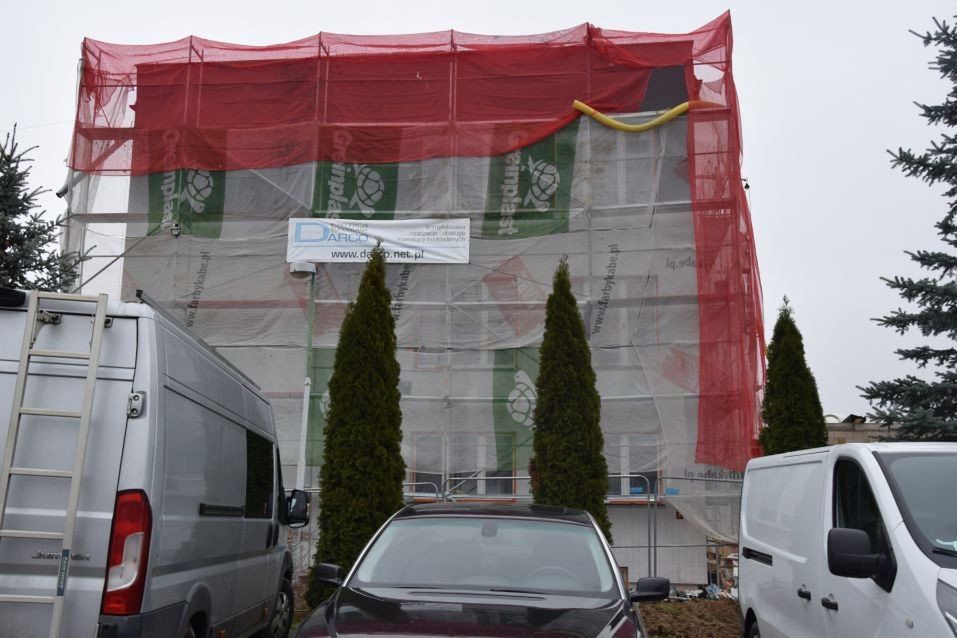 Trwają między innymi prace przy elewacji szkoły przy ulicy Wierzbickiej w Radomiu. 