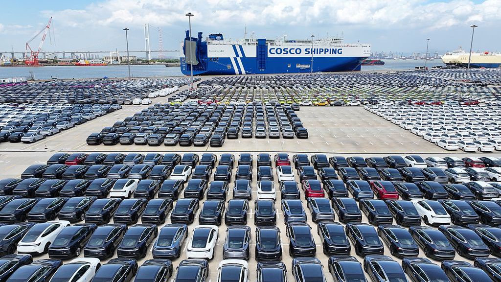 China's Largest PV Energy, LNG Dual-fuel Car Carrier Embarks On Maiden Voyage
GUANGZHOU, CHINA - MAY 15: Vehicles wait to be loaded onto dual-fuel car carrier Yuan Kai Kou at the Nansha Automobile Port on May 15, 2025 in Guangzhou, Guangdong Province of China. China has launched its largest dual-fuel car carrier powered by solar energy and liquefied natural gas in Guangzhou. The vessel named Yuan Kai Kou with about 4,000 Chinese-made vehicles on board embarks on its maiden voyage to countries including Greece, Turkey, Italy, and Tunisia. (Photo by VCG/VCG via Getty Images)
VCG
steamship, china