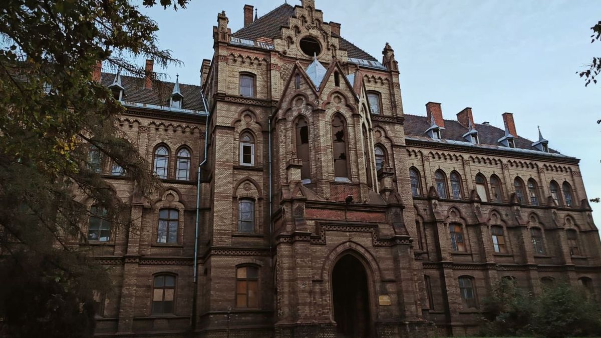 Pałac w Mokrzeszowie na sprzedaż. To miejsce pobudza wyobraźnię