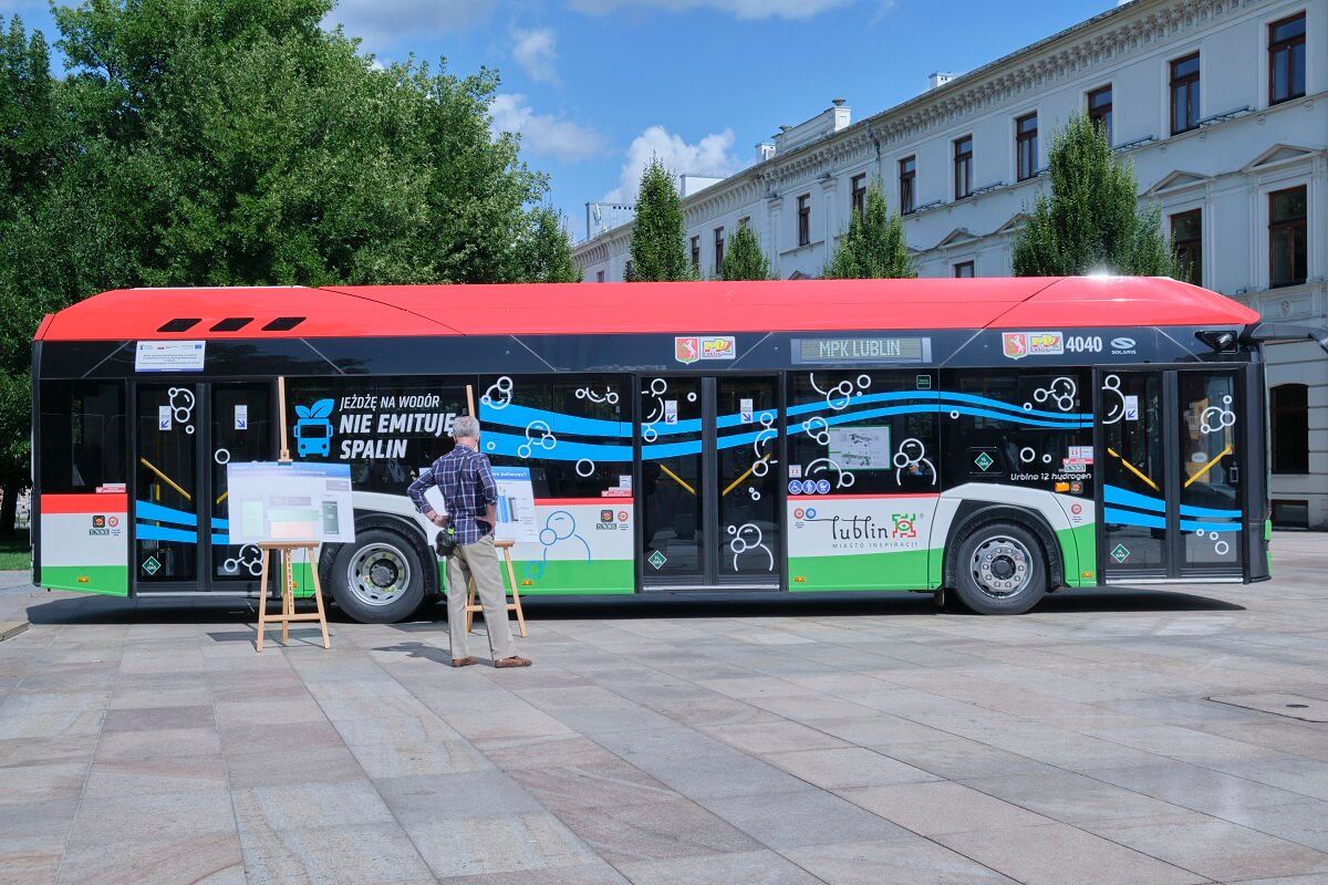 Okleina na autobusie wodorowym „Jeżdżę na wodór, nie emituje spalin”