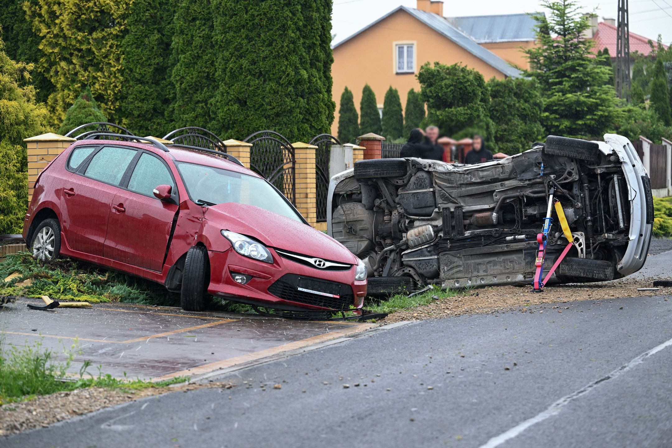 Wacławice, 13.06.2023. Miejsce śmiertelnego wypadku na drodze w Wacławicach koło Przemyśla, 13 bm. Kierujący BMW, uciekając przed policją, śmiertelnie potrącił rowerzystę. Chwilę potem auto uderzyło w inny, zaparkowany samochód. Kierowca BMW uciekał pieszo, został zatrzymany. (mr) PAP/Darek Delmanowicz