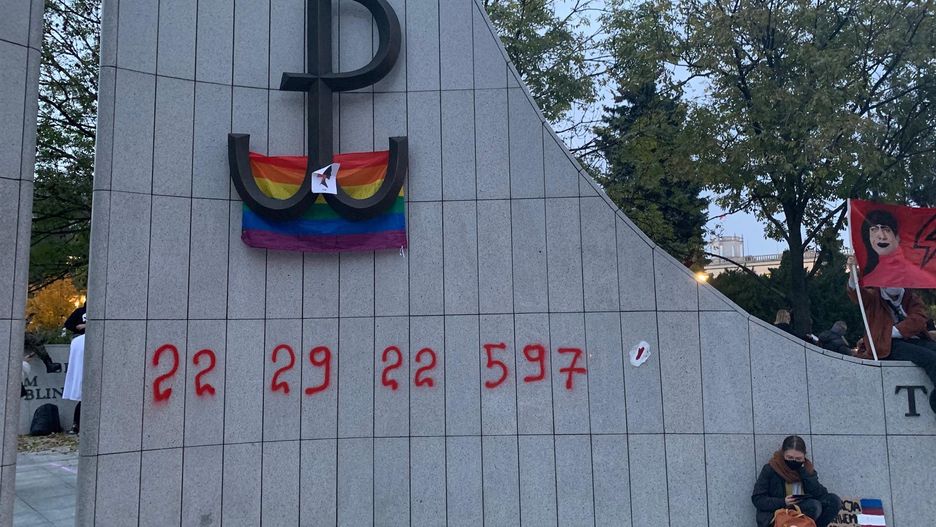 Strajk kobiet.  Pomnik Armii Krajowej i Polskiego Państwa Podziemnego uległ zniszczeniu