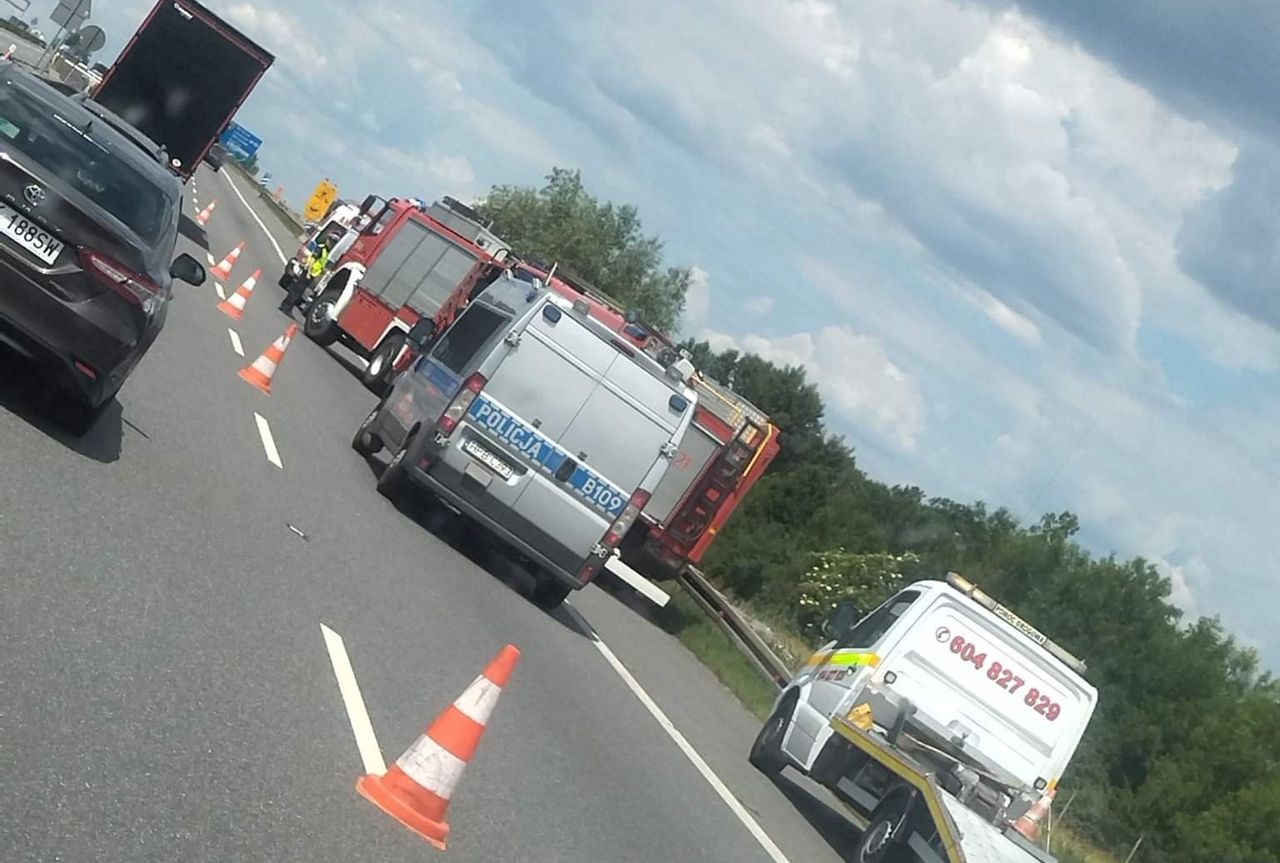 Groźny wypadek na A4. Na autostradzie dachował bus pełen pasażerów