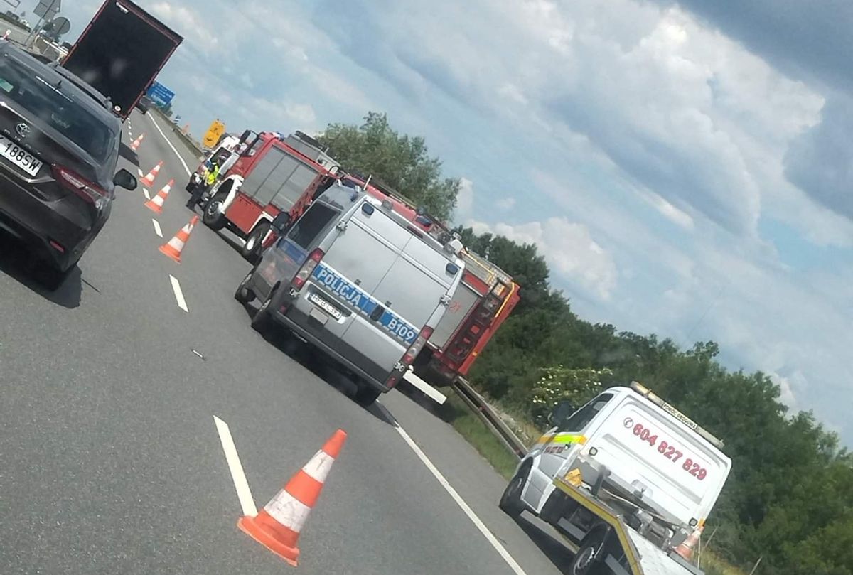 Groźny wypadek na autostradzie A4. Osobowy bus z nieznanych przyczyn uderzył w bariery i dachował. Fot: Daniel/Polskie Służby 