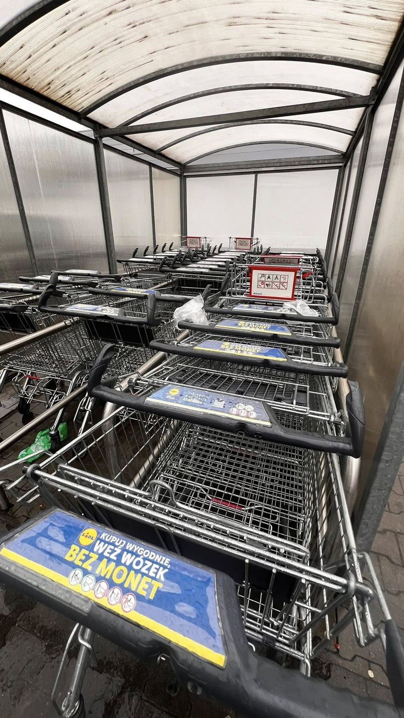 Parking przy dyskoncie przy ul. Kocmyrzowskiej jest wykorzystywany przez kierowców dojeżdzających spoza Krakowa jako parking Park&amp;Ride