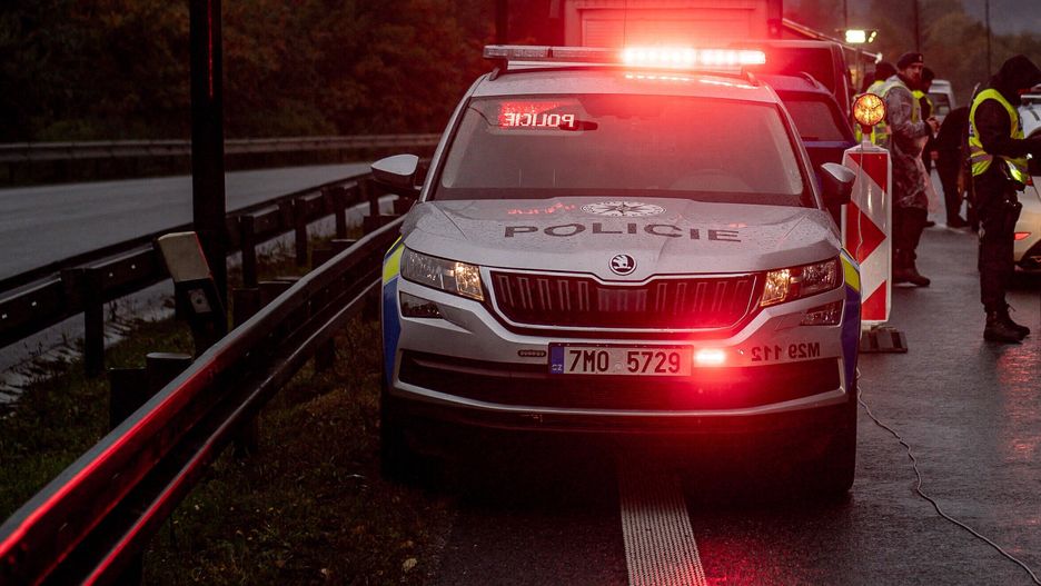 Czech police starts checks on Czech-Slovak borderMOSTY U JABLUNKOVA, CZECH REPUBLIC - SEPTEMBER 29: The Czech police launches checks on the Czech-Slovak border (Svrcinovec border crossing) due to the high number of refugees crossing into Germany and Austria in Mosty u Jablunkova, Moravian-Silesian region, Czech Republic on September 29, 2022. The government has decided to temporarily reintroduce the protection of its borders from 29 September 2022 at 00:00 until 8 October 2022 at 23:59, as the aim is to prevent a new wave of illegal migration and the activities of organized smugglers. Lukas Kabon / Anadolu Agency/ABACAPRESS.COM 
Dostawca: PAP/AbacaAA/ABACAAustria, border, Czech police, Czech Republic, Czech-Slovak border, Germany, Mosty u Jablunkova, refugees, Slovakia, Svrcinovec border crossing