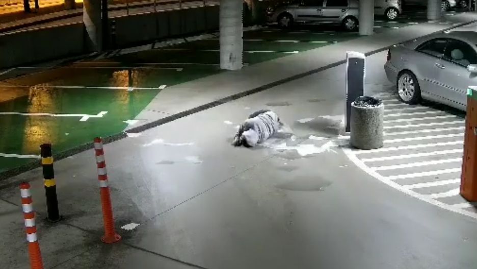 Skok na parkingowy świetlik skończył się dla niego długim lotem w dół