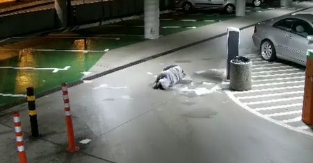 Skok na parkingowy świetlik skończył się dla niego długim lotem w dół