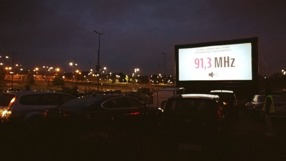Kino samochodowe cieszy się coraz większą popularnością.