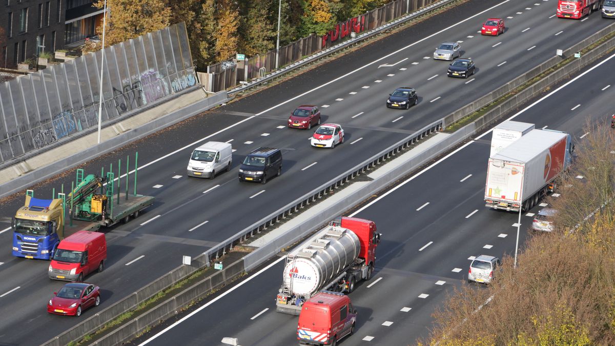 The A10 highway with high traffic during morning on November 19, 2019 in Amsterdam,Netherlands. The Dutch Government cutting the maximum speed limit on roads in the Netherlands to 100km/h  after being ordered by the courts to cut pollution.The new limit will be introduced in 2020 and will be the joint lowest in the EU along with Cyprus. (Photo by Paulo Amorim/NurPhoto via Getty Images)
