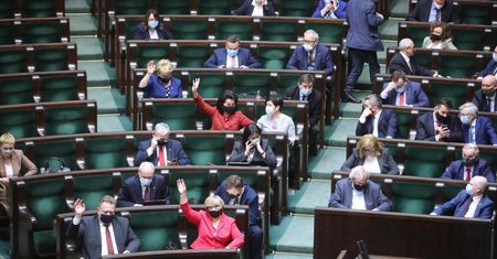 PiS odrzucił poprawki. Bez dodatków dla medyków, pieniędzy na oświatę i psychiatrię dziecięcą