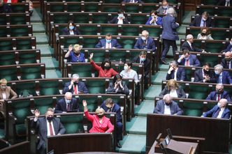 PiS odrzucił poprawki. Bez dodatków dla medyków, pieniędzy na oświatę i psychiatrię dziecięcą