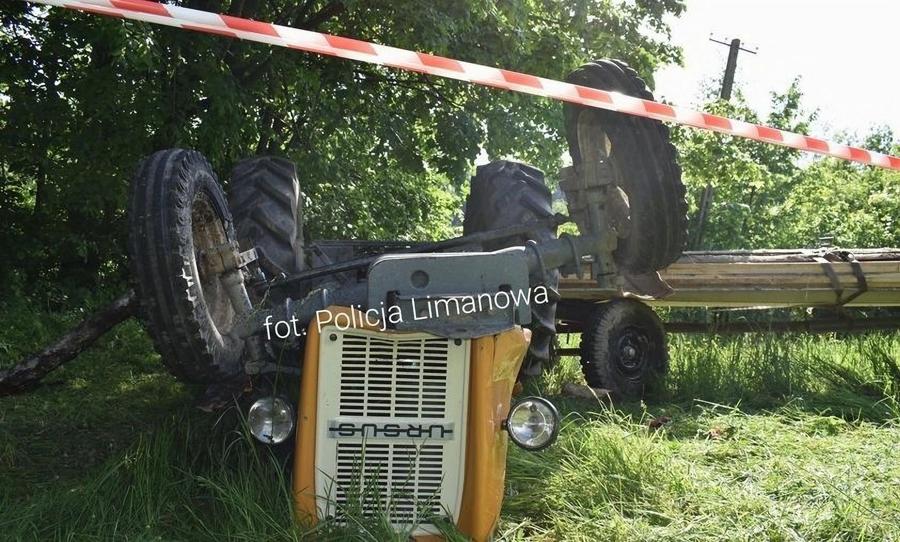Dramat pod Limanową. Nie żyje 65-kierowca przygnieciony przez traktor