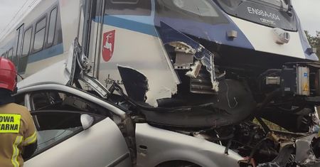 Wjechała na przejazd kolejowy. Pociąg miażdżył volkswagena przez kilkaset metrów, kierująca nie miała szans [ZDJĘCIA]