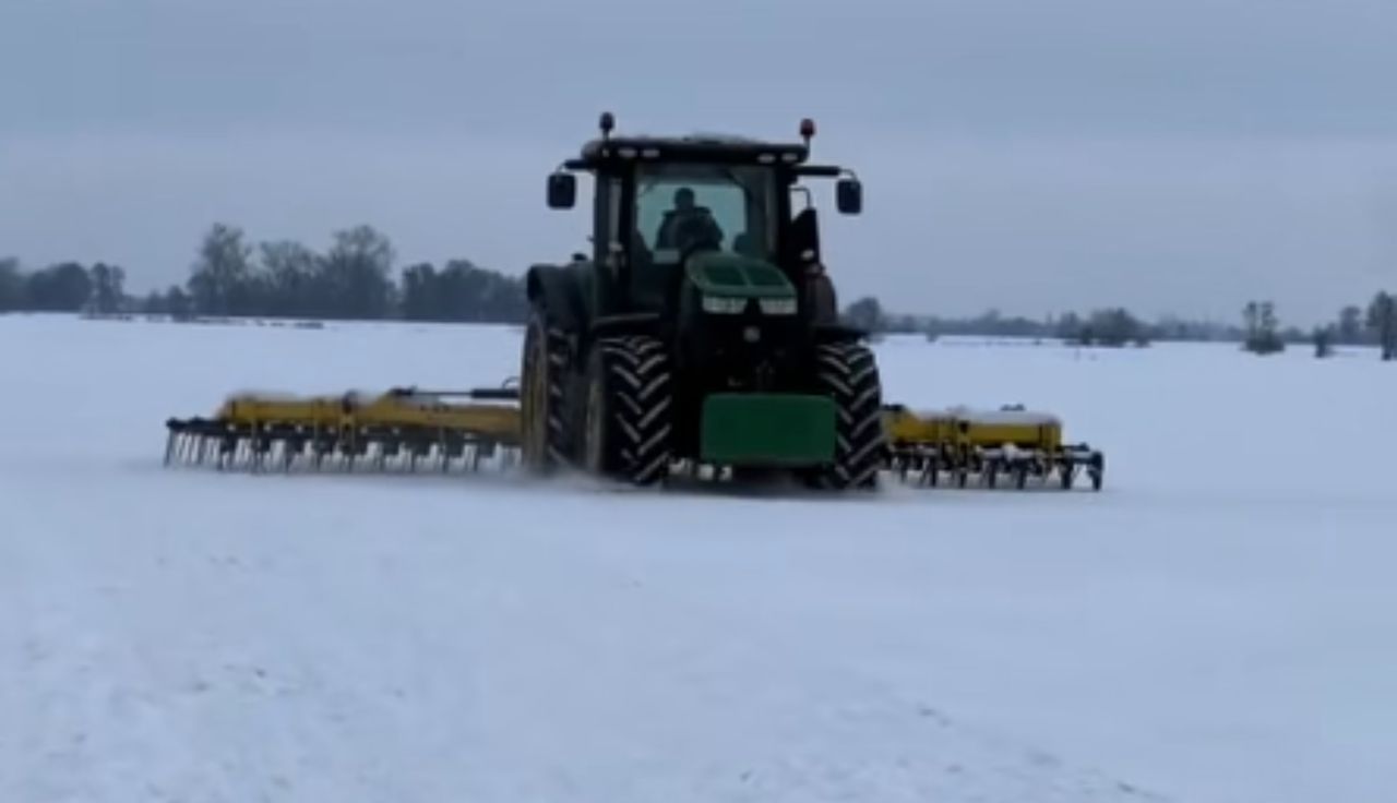 Rolnik nagrany. To nie dzieło AI. "Czegoś takiego nie widziałam"