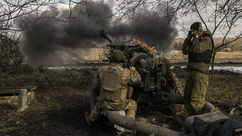 Українські військові обстрілюють позиції росіян під Бахмутом, 4 березня